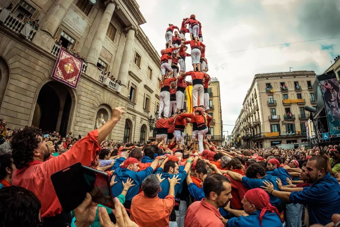 西班牙叠人塔全过程,西班牙叠人塔事故