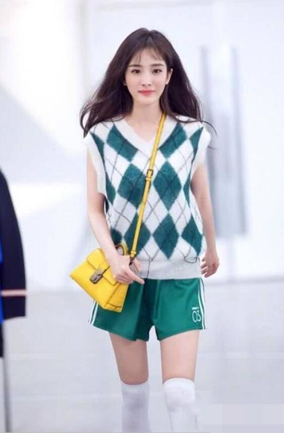 杨幂和关晓彤同穿足球袜,杨幂关晓彤腿型