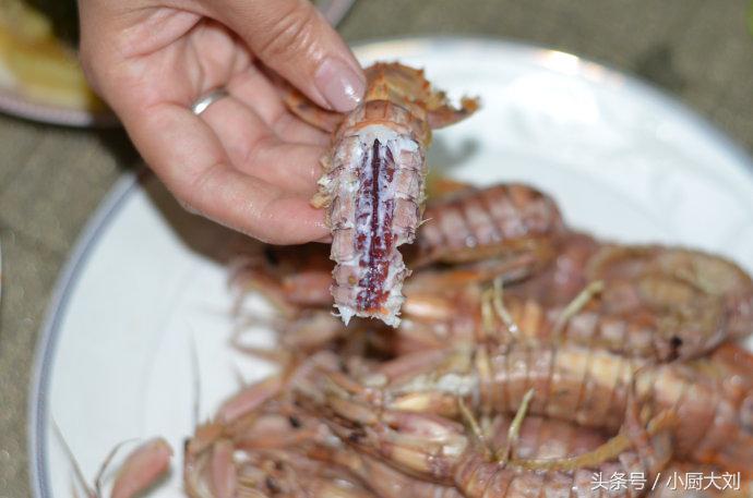 皮皮虾里面有一个洞,皮皮虾的外壳上有疙瘩