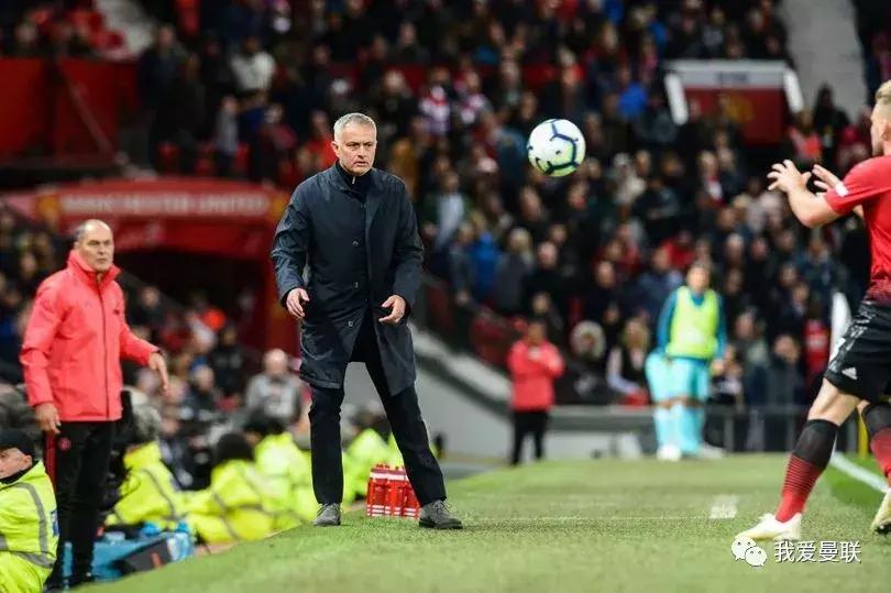 曼联逆转背后的真正英雄！你看，那位老人泪流满面