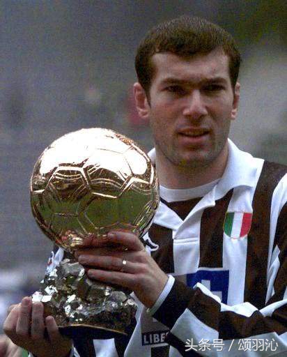 足球历史上大满贯的球员有哪些,足球史上十大球王排名榜名单
