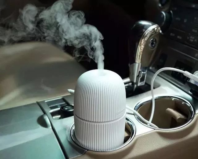 放在水杯里面的便携加湿器,可充电方便携带的加湿器