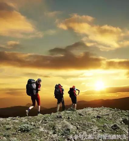 驴友非法穿越被困3天，烧内衣裤求救！理塘百余警民40多个小时冒雪搜救助其脱险……