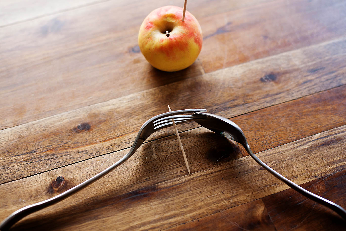 聚会上最简单的魔术表演,聚会魔术教学牙签