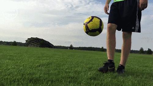 足球技巧花式起球小学生,足球后脚跟起球教学