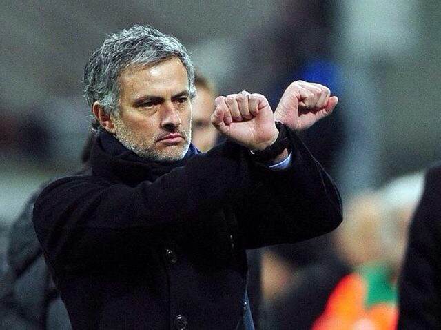 穆帅戳眼,穆帅戴手铐的手势