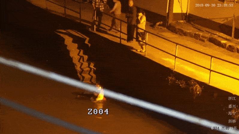 半夜听到河边有哭声，海宁老夫妻俩跑出门去一看大事不好……