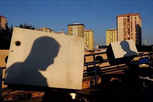 LensCulture摄影大师勒克·卡拉曼，耐人寻味的黄色街头