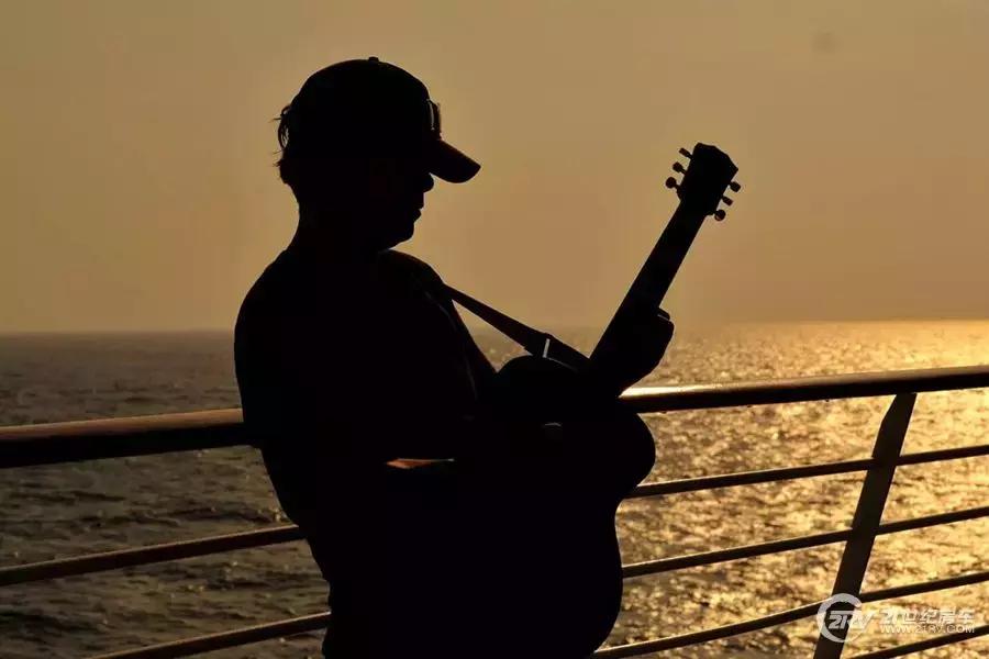 一把吉他一台车,一把吉他露营