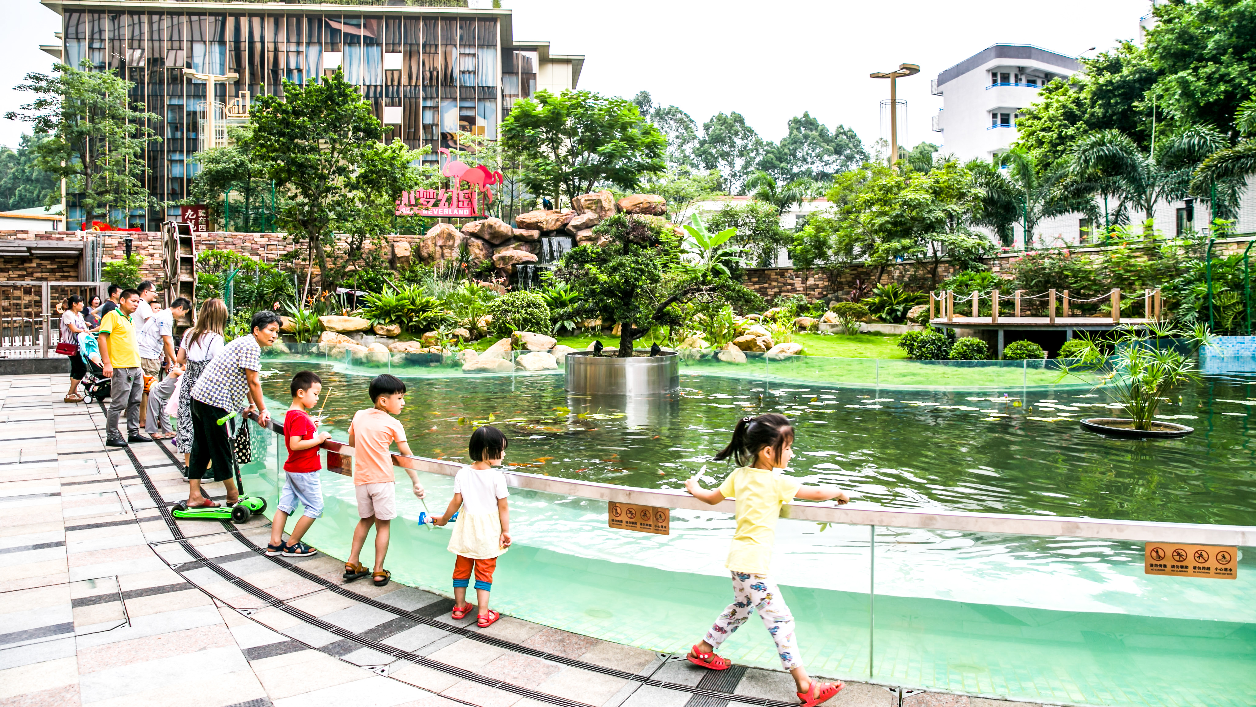 鏉ュ埌骞垮窞鐧戒簯姹囧箍鍦轰笌瑙備紬瑙侀潰,鐧戒簯姹囧箍鍦哄槈骞村崕