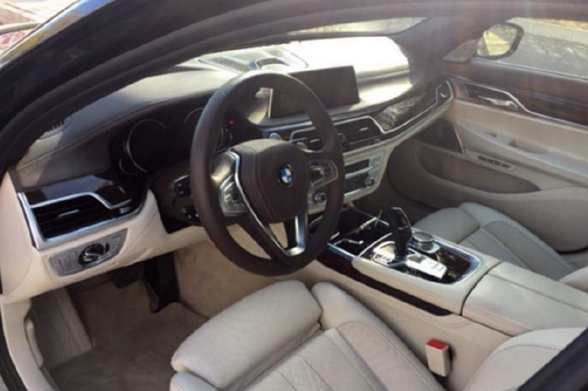 小伙开宝马7系,小伙把车借给了兄弟