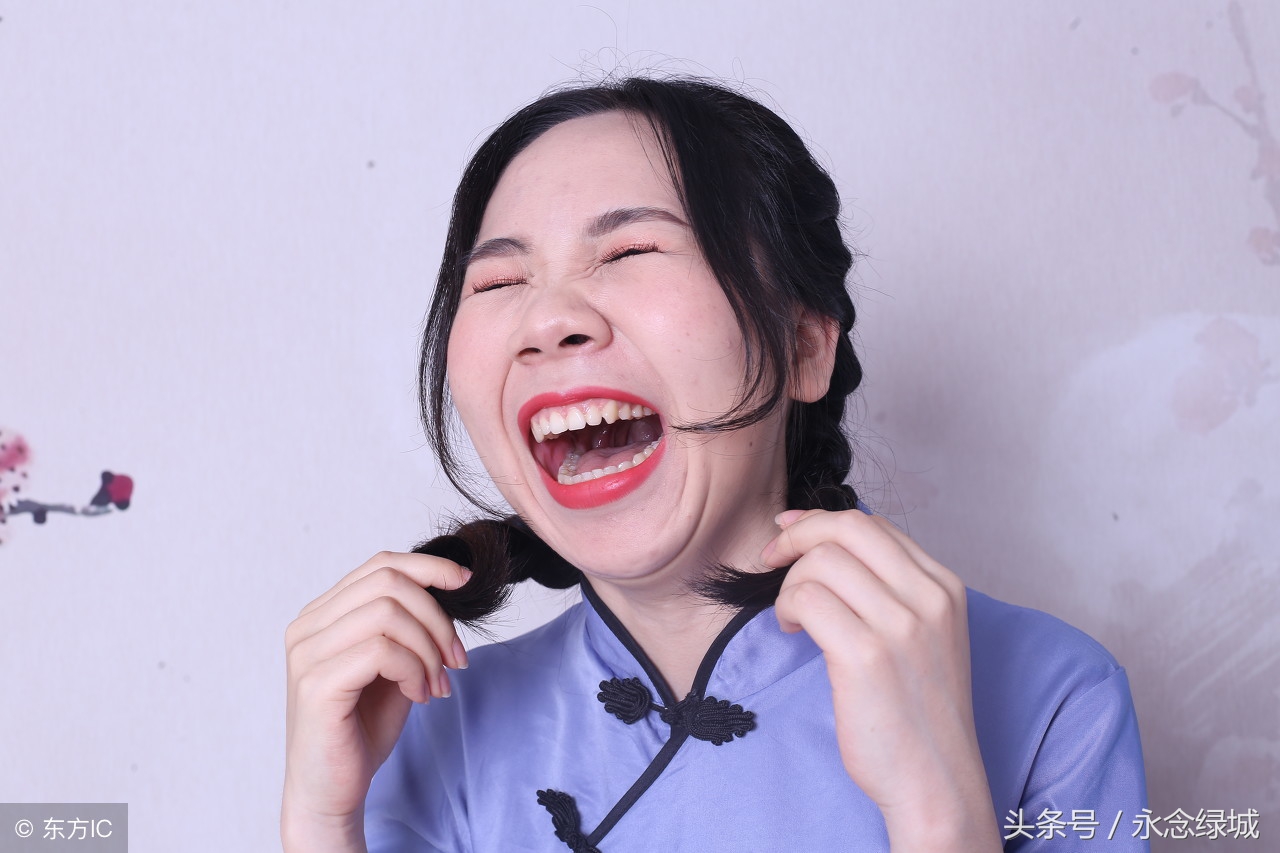 女子错把“肛门松弛剂”当唇膏抹走红：我的嘴睡着了