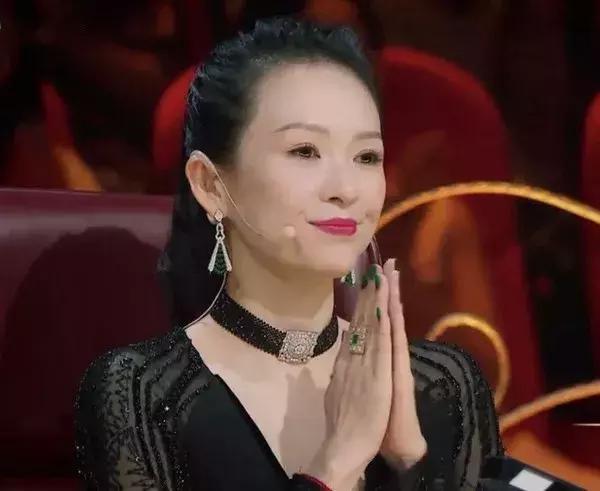 气质气场兼具的章子怡最喜欢用的口红色号！