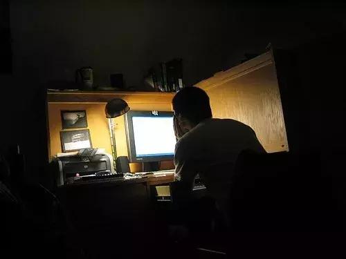 18岁中国留学生跃轨自杀，当场死亡！“我并没有想象的快乐”