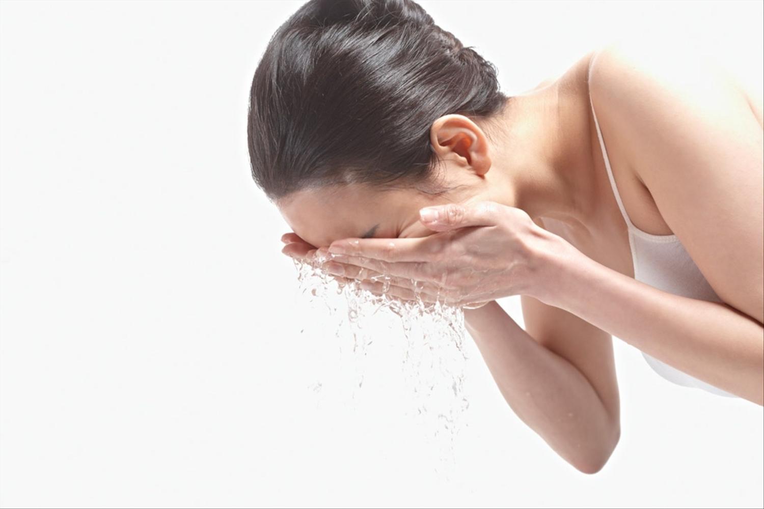 痘痘破溃消炎最快方法,痘痘反复长别用手挤教你正确祛痘