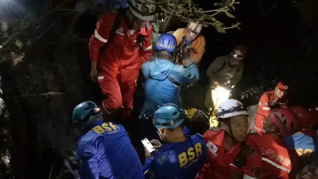 40名驴友迷路深山多方合力救援,驴友被困11小时连夜搜寻成功营救