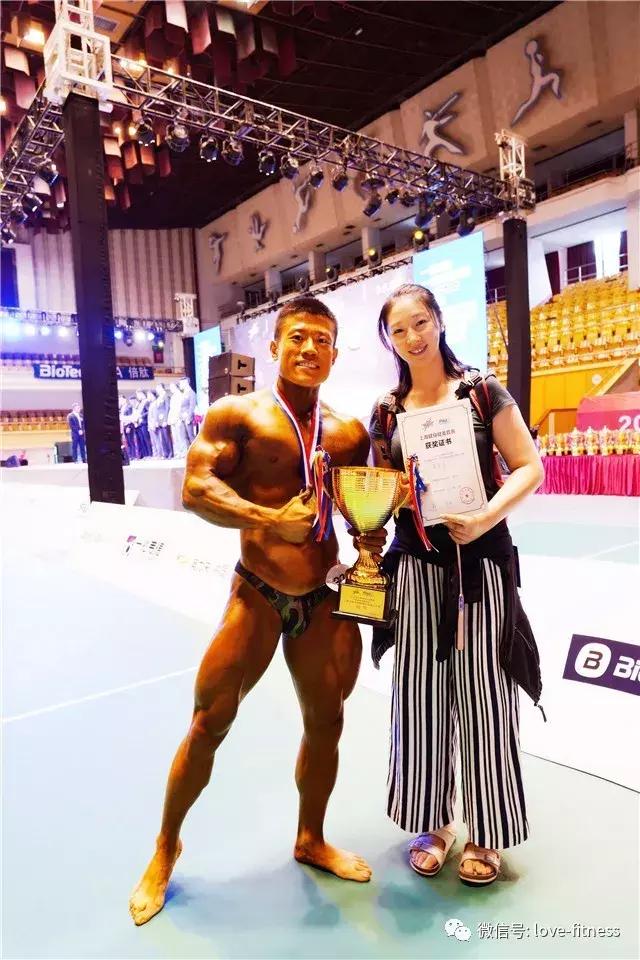 70kg卧推105kg深蹲140kg硬拉160kg,深蹲硬拉卧推共300公斤什么水平
