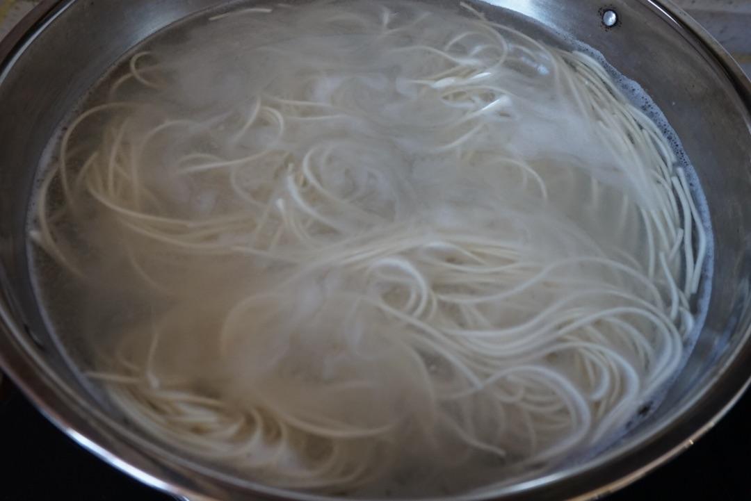 爸爸，为什么煮面条会溢出来呢？