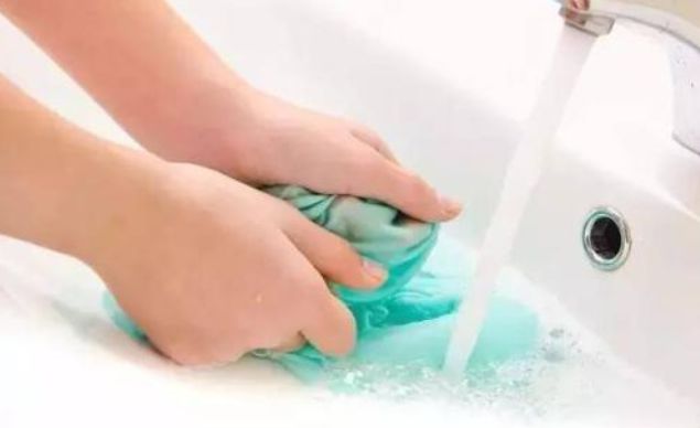 裤带处皮肤发黑是什么原因,裤上黄黄的还有异味是怎么回事