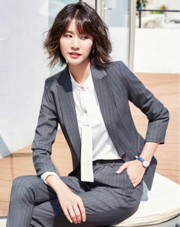 四十岁女人穿显气质的颜色,40左右穿什么颜色衣服显气质