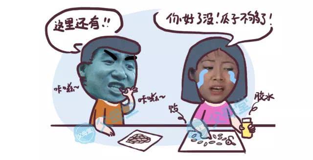 一群孩子吃棒冰,家长给孩子吃棒棒冰