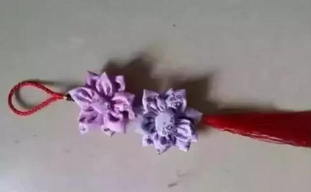 一群孩子吃棒冰,家长给孩子吃棒棒冰