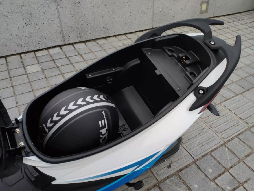 光阳最新降价的250踏板,光阳最新款小踏板