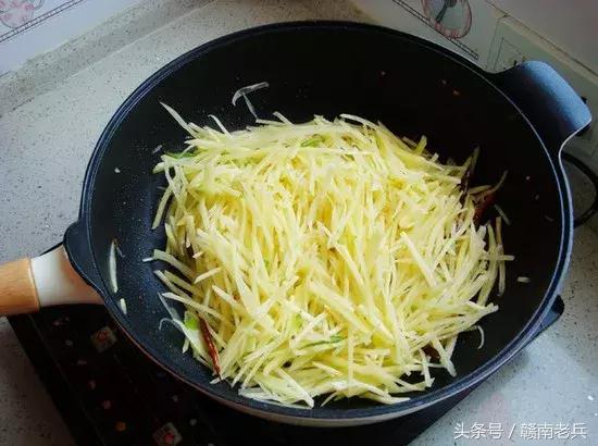 切土豆丝前细后粗,教你一招切土豆丝切得又细又快
