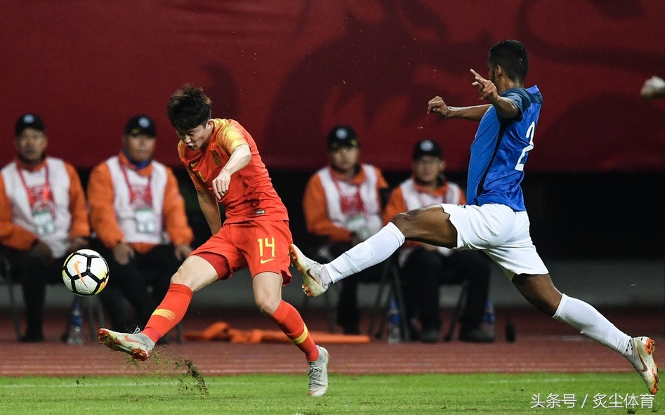 国足小将失误,国足秀球技摔倒