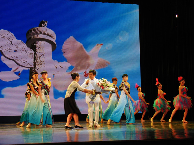 抱着个小孩，歌声还那么高亢，艺院老教授翁葵赢得满堂彩！