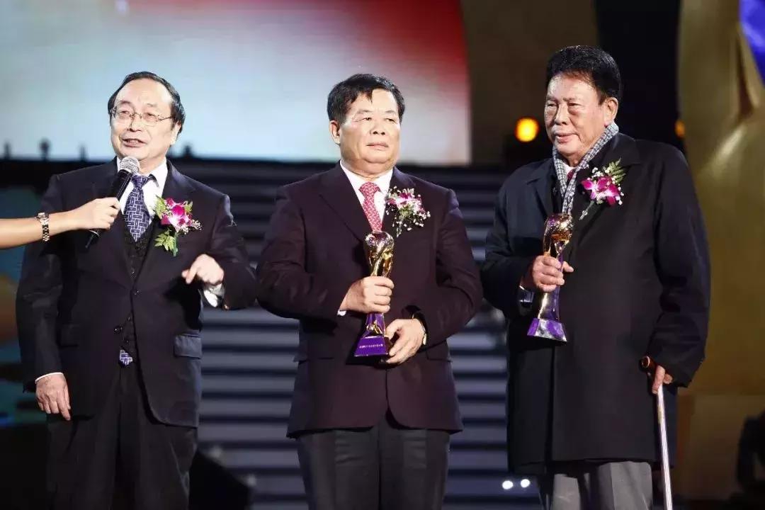 曹德旺有难处的时候谁帮助了他,曹德旺和任何人保持距离