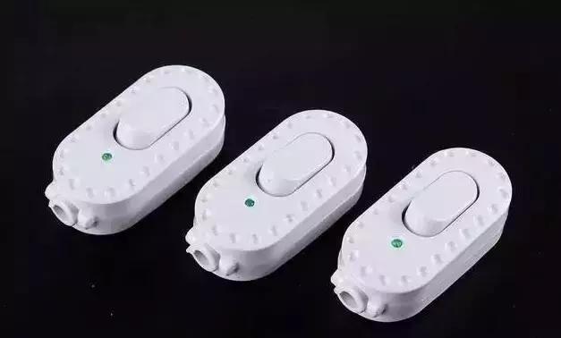 一开三控多控开关怎么接线,双控四灯的接法