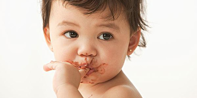 辅食难吃吃吐了的宝宝,辅食含在嘴里不咽