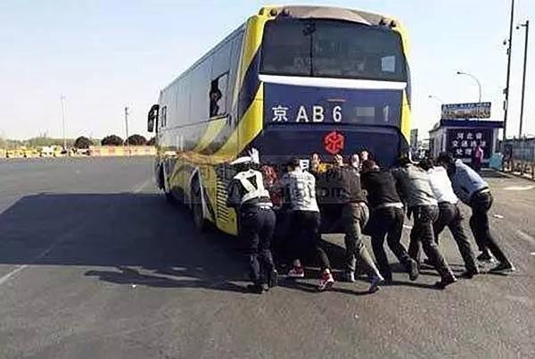 自动挡电瓶没电打不着火怎么办,自动挡车电瓶没电了应该怎样推