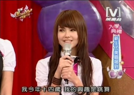 昆凌14岁处女秀视频曝光，原来她和鬼鬼一样，都是黑涩会MM一员