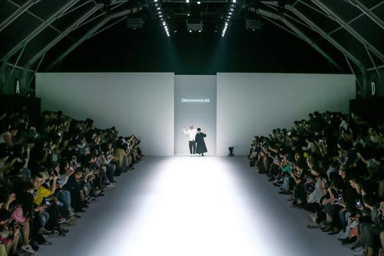 DOUCHANGLEE最新2019春夏SIGNAL系列挑战信号错置服装尺度