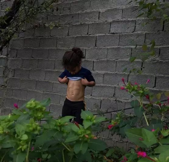 小孩倒立俯卧撑,倒立俯卧撑小学生练八块腹肌