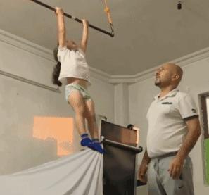 小孩倒立俯卧撑,倒立俯卧撑小学生练八块腹肌