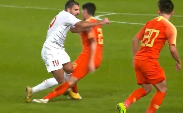 谁说国足不拼?上港大将当“肉盾”被担架抬下场,球迷一脸关切