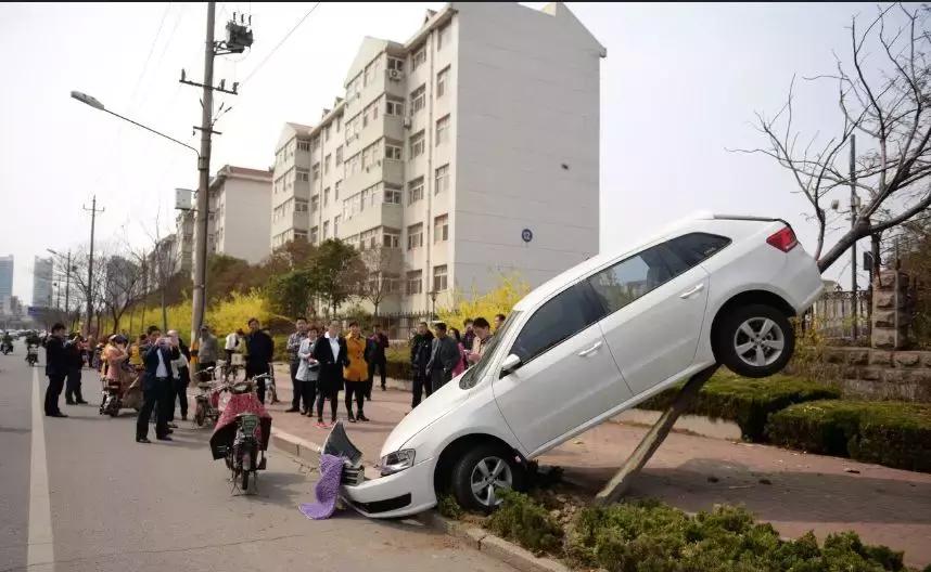 奉劝大家珍爱生命远离女司机,女司机真的不用当心了吗