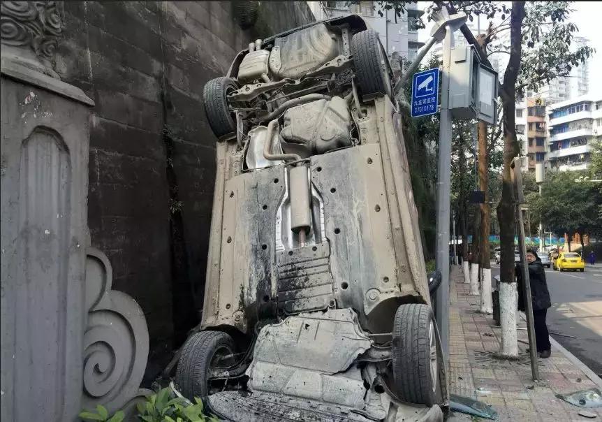 奉劝大家珍爱生命远离女司机,女司机真的不用当心了吗