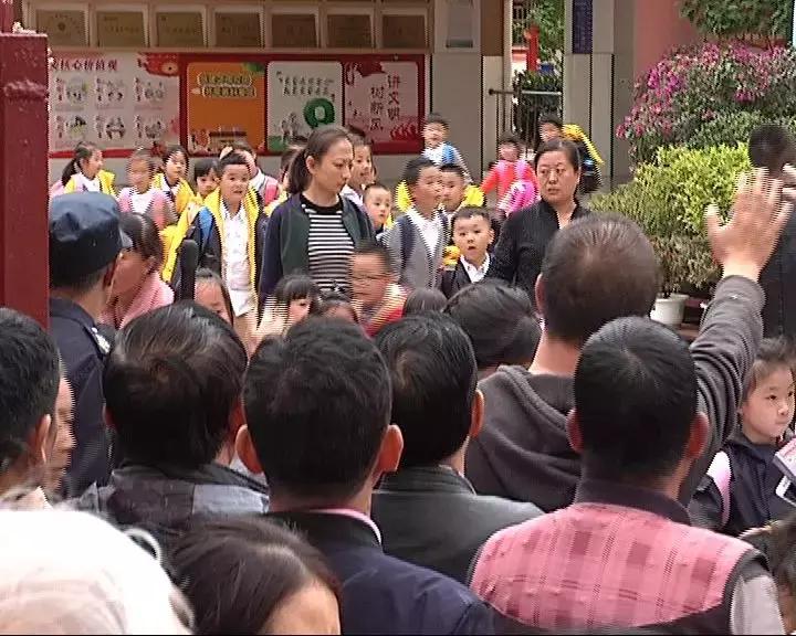 家长开法拉利接孩子被踢出家长群,家长开法拉利被踢出群后续