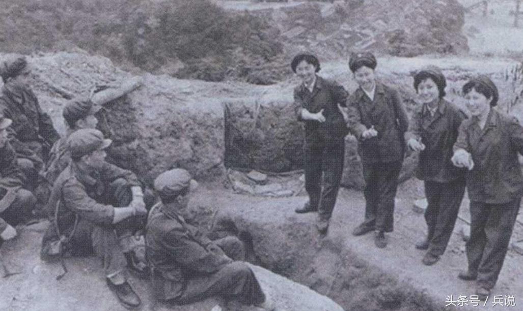 老山轮战的女兵,老山战场女兵背伤员