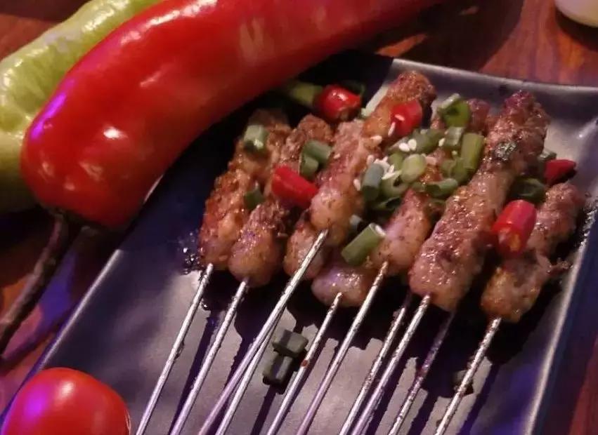 秋冬转凉吃啥?三个丑皮匠带你从上海吃到东南亚,这家烧烤不简单