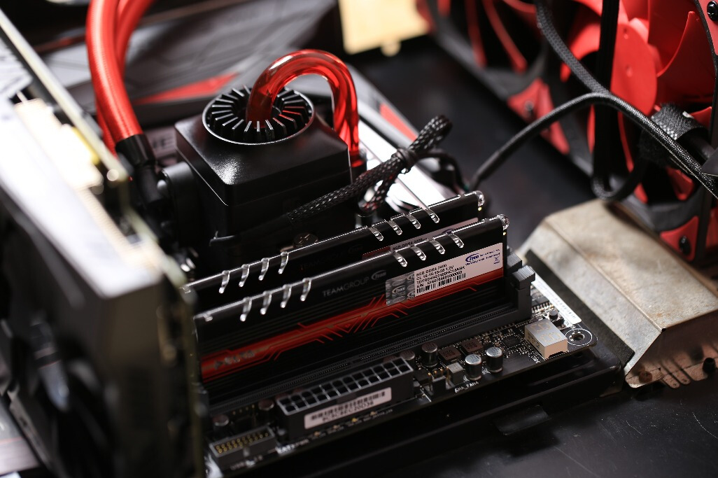 英特尔超频必备条件,钎焊温度过高或过低