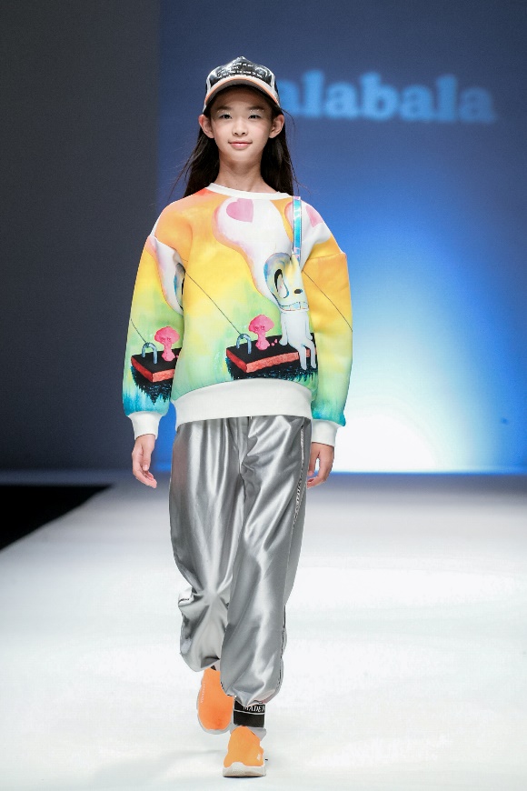 巴拉巴拉唐老鸭羽绒服深蓝,巴拉巴拉迪士尼唐老鸭联名款