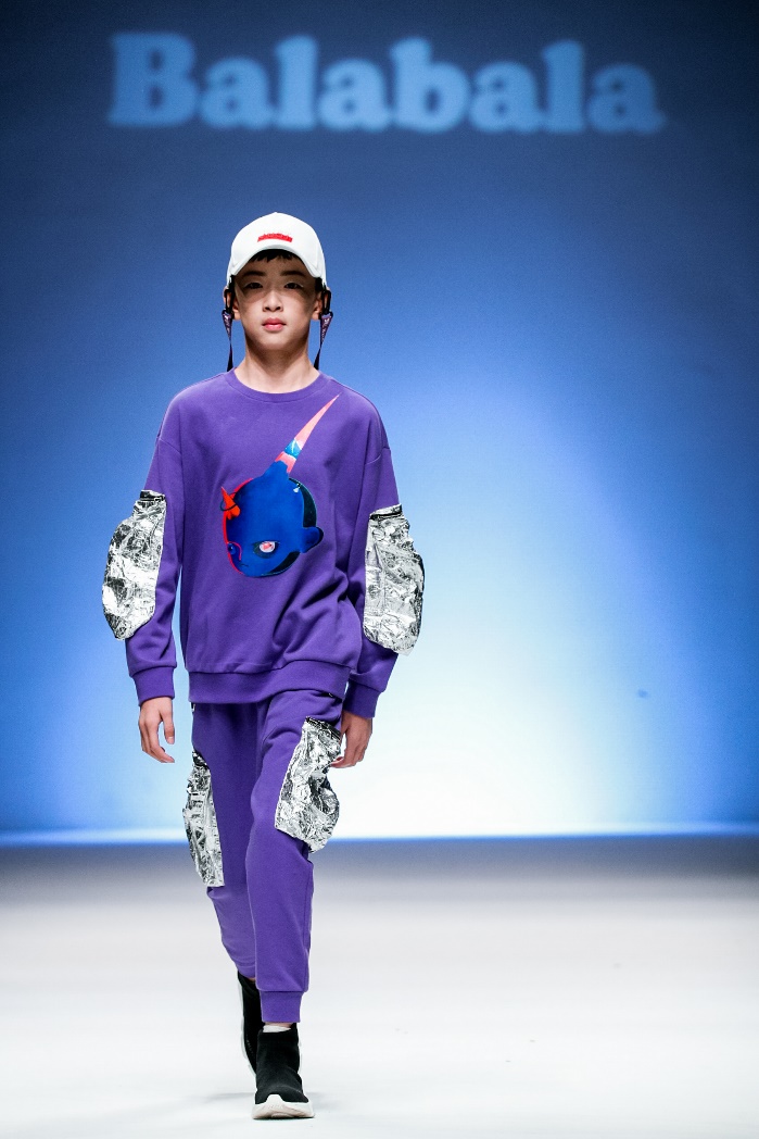 巴拉巴拉唐老鸭羽绒服深蓝,巴拉巴拉迪士尼唐老鸭联名款