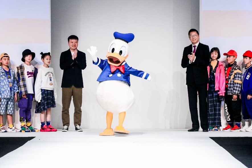 巴拉巴拉唐老鸭羽绒服深蓝,巴拉巴拉迪士尼唐老鸭联名款