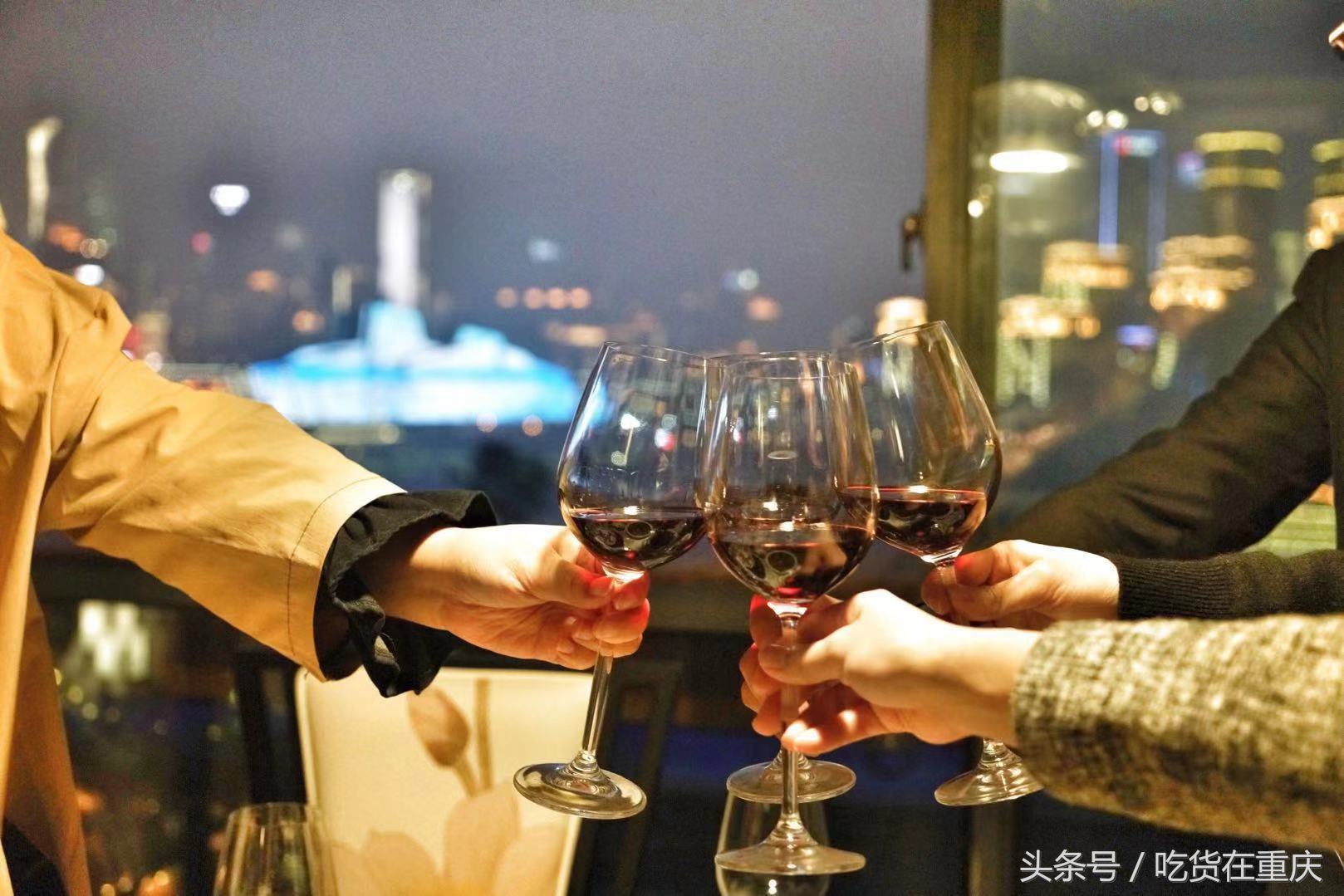 两江交汇灯光璀璨,两江交汇处的多彩风情