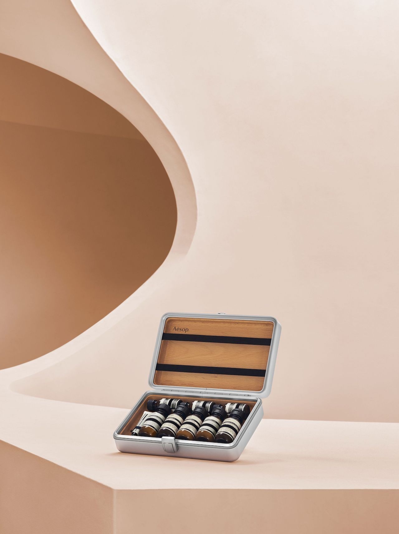 保养专属的RIMOWA行李箱！Aesop联手RIMOWA，推出限量版旅行组合